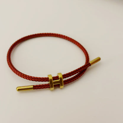 Pulsera de hilo ajustable inspirada. 3 colores a escoger